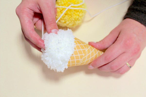 DIY guirlande de glaces aux pompons