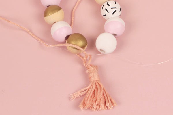 DIY collier et bracelet de perles en bois : Fête des mères