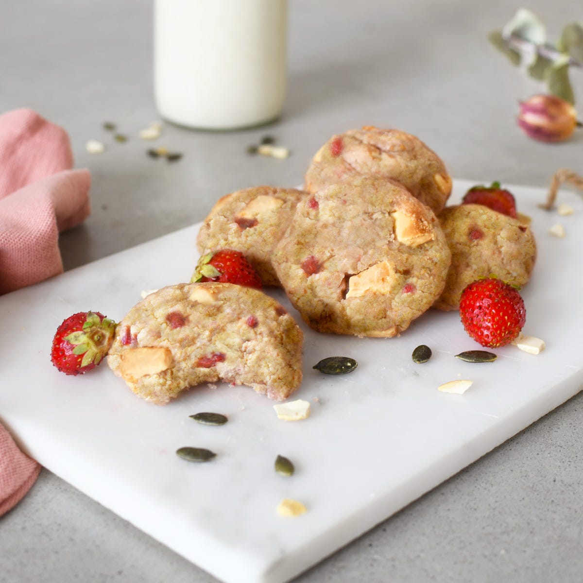 Cette semaine, on laisse les cookies au chocolat noir au placard et on prépare rapidement des cookies aux fraises et chocolat blanc avec les enfants pour le goûter !